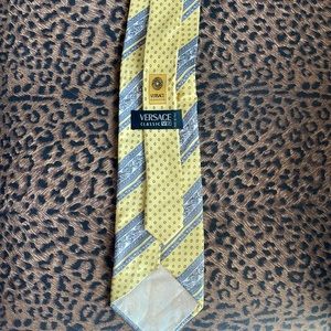 Versace silk tie in excellent condition